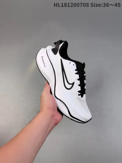 集合 耐克Nike Vomero Plus 反转Swoosh|跑鞋圈新王!厚底增高运动跑步鞋 时尚老爹鞋 这双Vomero Plus真的太绝了!反转Swoosh设计超有个性,缓震像踩云一样舒服,性价比吊打HOKA,跑渣必备啊!该鞋款采用创新设计,致敬Nike Run Club标志,并拥有升级的缓震科技,如ZoomX全大底和加厚后跟.中性色美学和3M反光条设计使其适合夜跑.此外,鞋垫内藏马拉松赛道图,鞋舌透气孔排成NRC字样,是耐克首次在跑鞋上使用反向Swoosh.市场预期该鞋款将成为年度断货王,与HOKA等品牌竞争. 货号:CK4318 编码:HL181200708